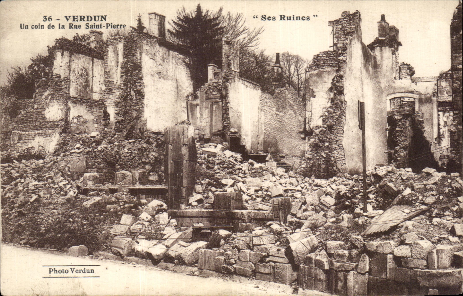 CPA Verdun Un coin la Rue Saint Plerre Ses Ruines Militaria
