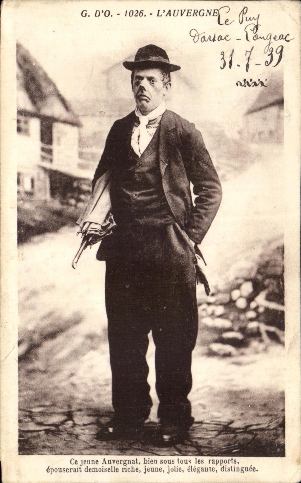CPA L Auvergne Ce Jeune Auvergant bien sous tous les rapports Folklore Costume (plan au dos)