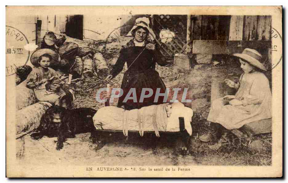 CPA En Auvergne Sur le Seuil de la Ferme Folklore Costume Chien