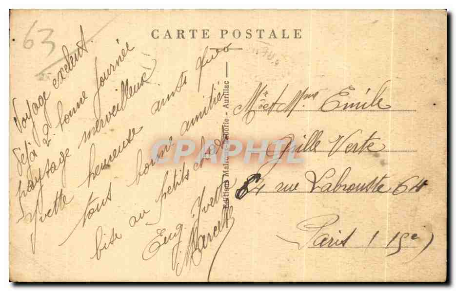CPA En Auvergne Sur le Seuil de la Ferme Folklore Costume Chien — Verso