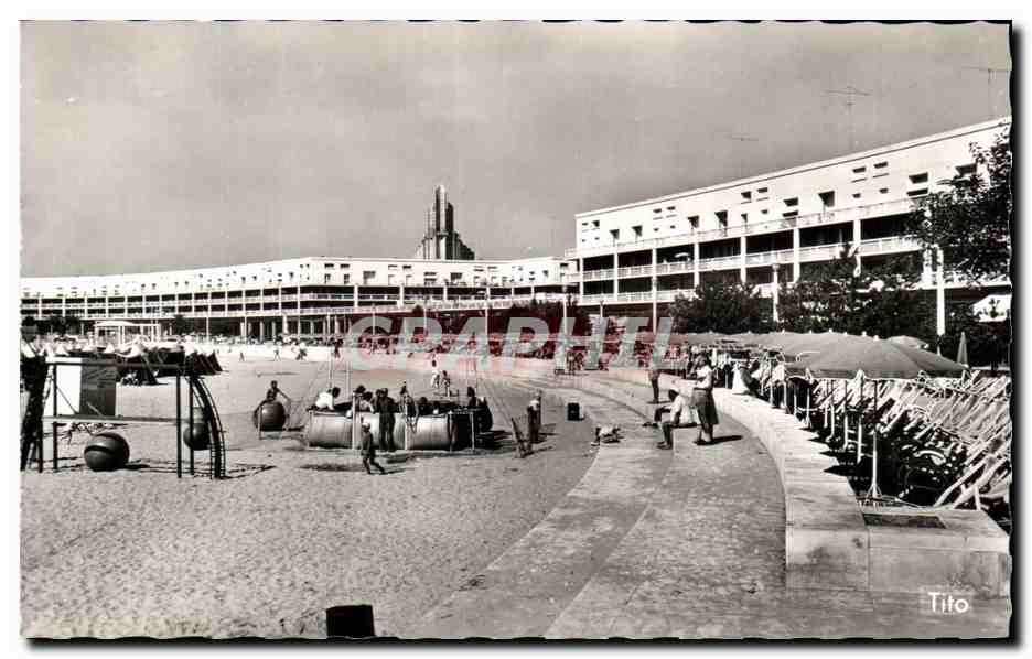 Royan — Le Centre du Front de Mer. Le Clocher de l'Église Notre-Dame — Tito