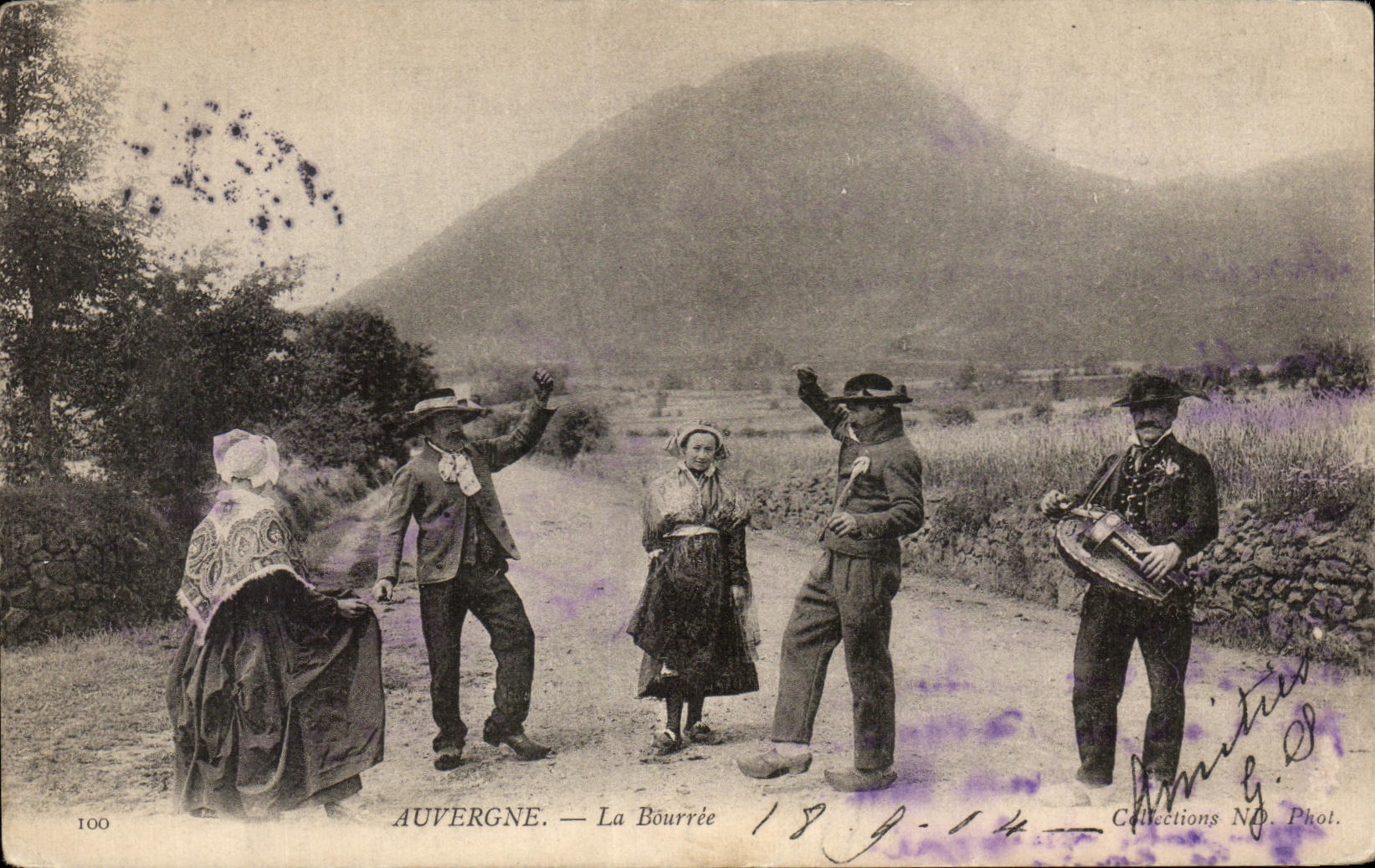 CPA Auvergne La Bourree Folklore Costume