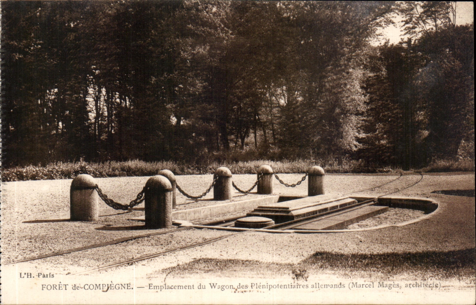 CPA Foret de Compiegne Emplacement du Wagon des Plenipotentiaires allemands Marges archetecle Militaria