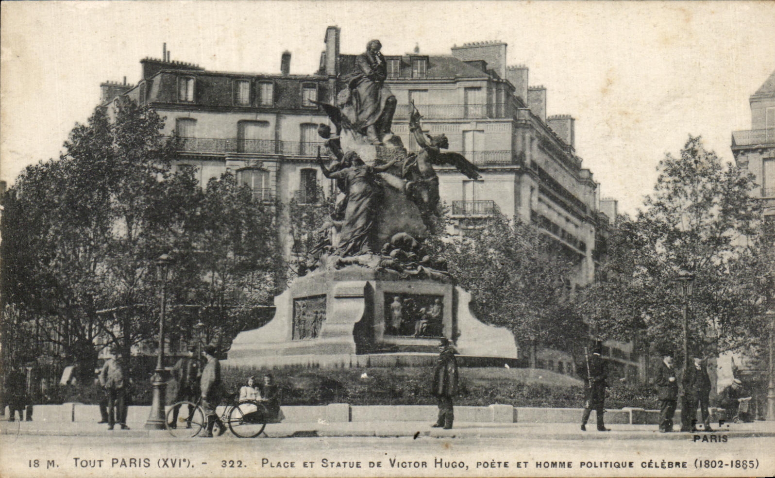 CPA Tour Paris Place et Statue De Victor Hugo Poete et Homme Politique Celebre