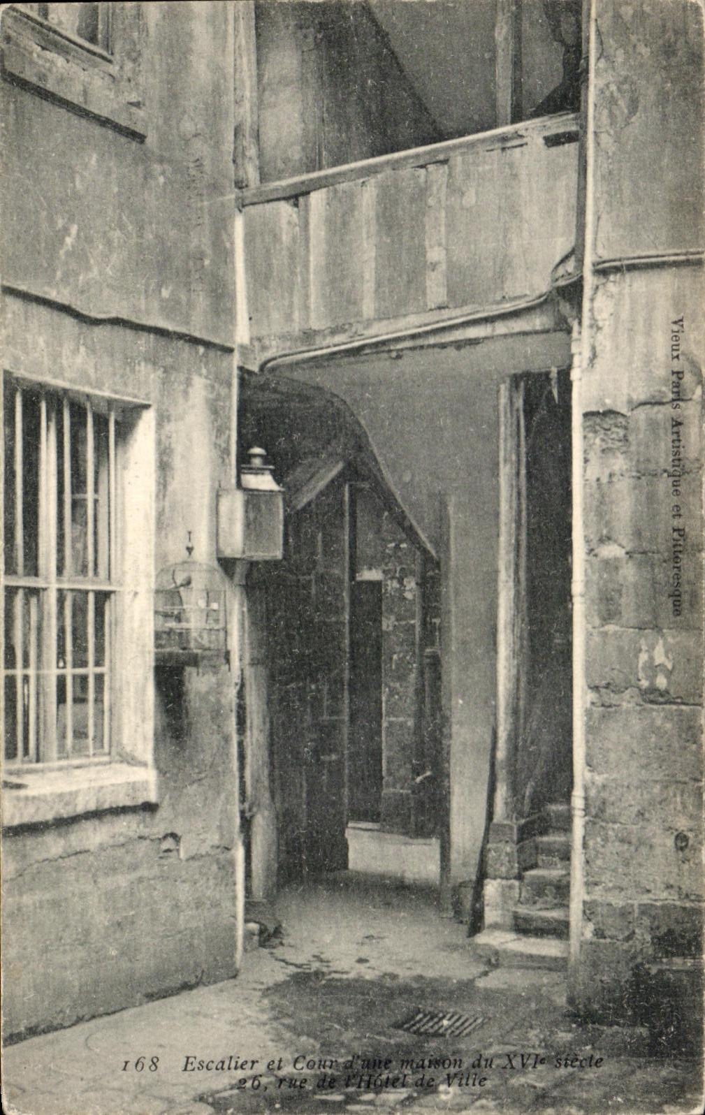 CPA Paris Escalier et cour d une maison 26 rue de l hotel de ville 