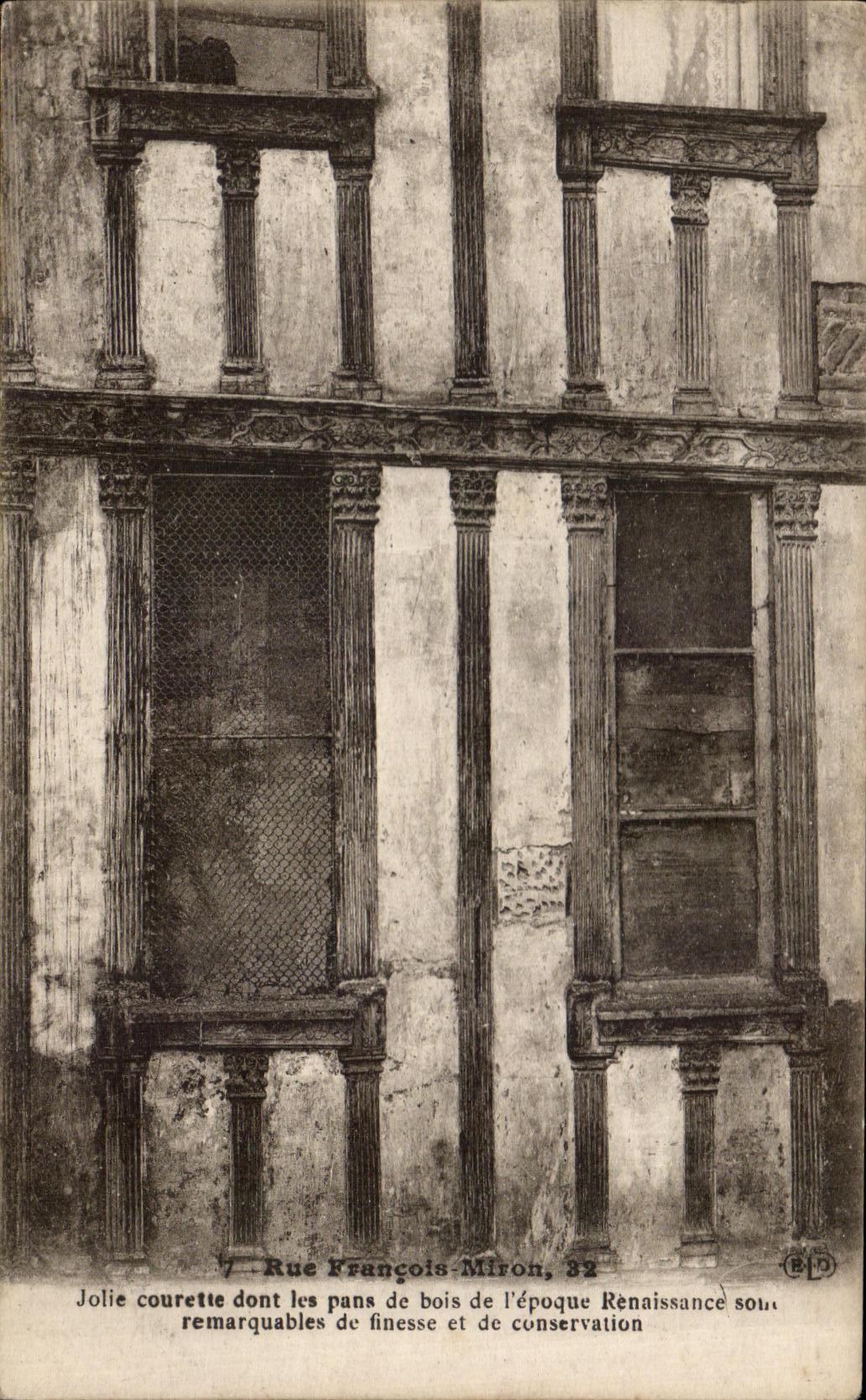 CPA Rue Francois Miron Jolie Courette dont les pans de bois de I epoque Renaissance Paris 