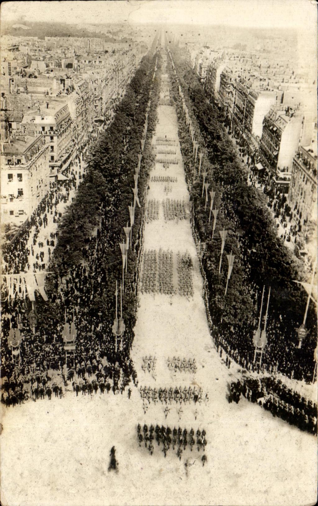 CPA Paris Avenue de la Crande Armee Le Defile Paris Den 14 Juillet 
