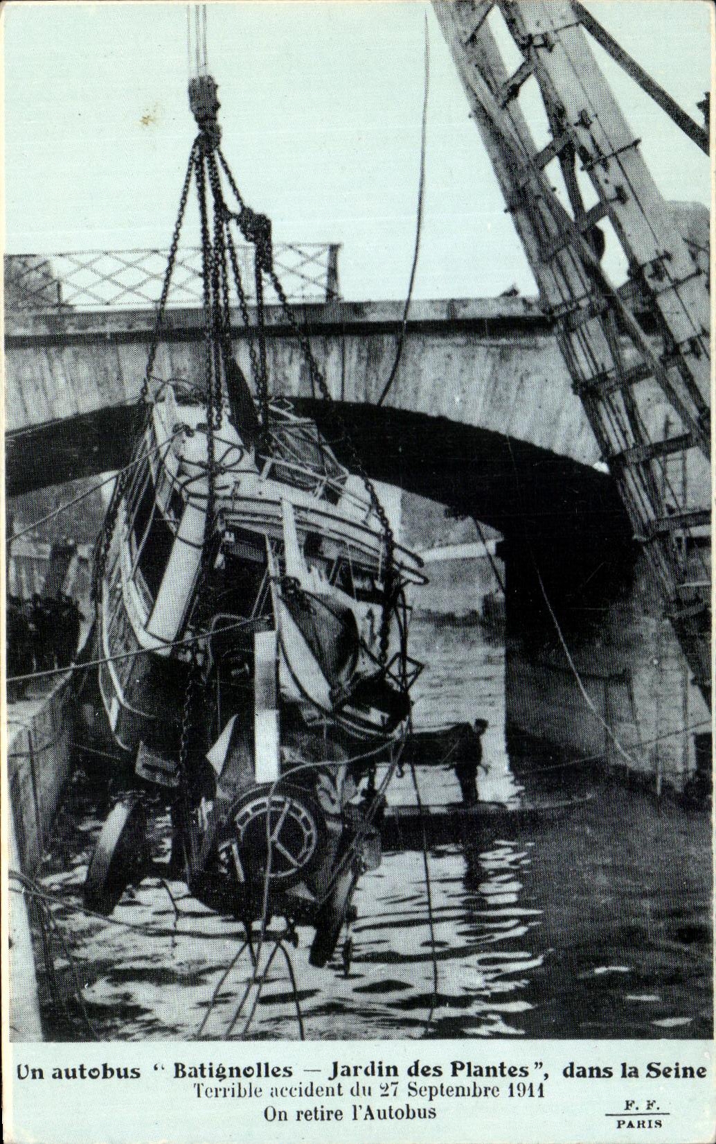 REPRO Un autobus Batignolles Jardin des Plantes dans la Seine Terrible accident du 27 Septambre 1911 On retire I Autobus