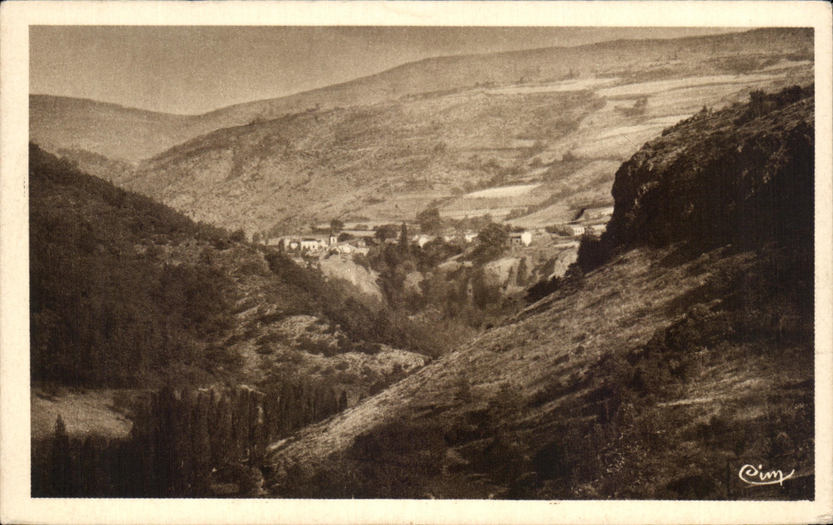 Rentieres, Blick auf Ardes — merkwürdiges Dorf, das die Tal der Couze überragt