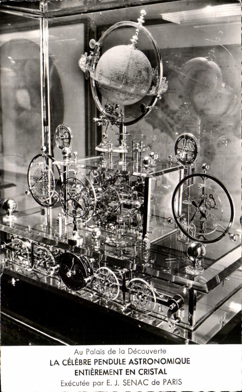 CPA Au Palais de la Decouverte La Celebre Pendule Astronomique Entiermaent En Cristal Executee par E J Senac de Paris