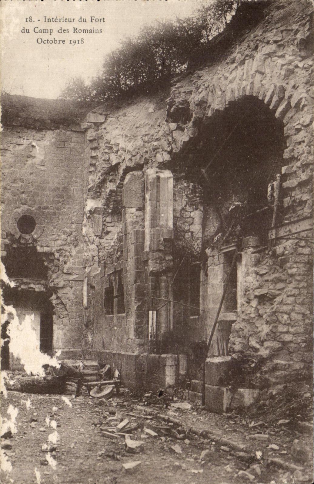 CPA Interieur du Fort du Camp des Romains Octobre 1918