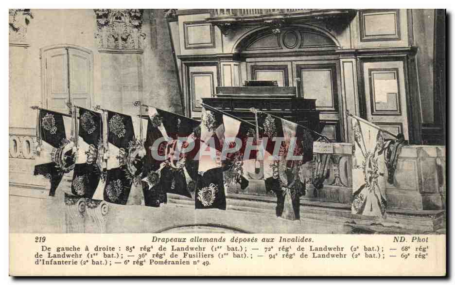 CPA Drapeaux allemands deposes aux Invalides Militaria Ladwehr 