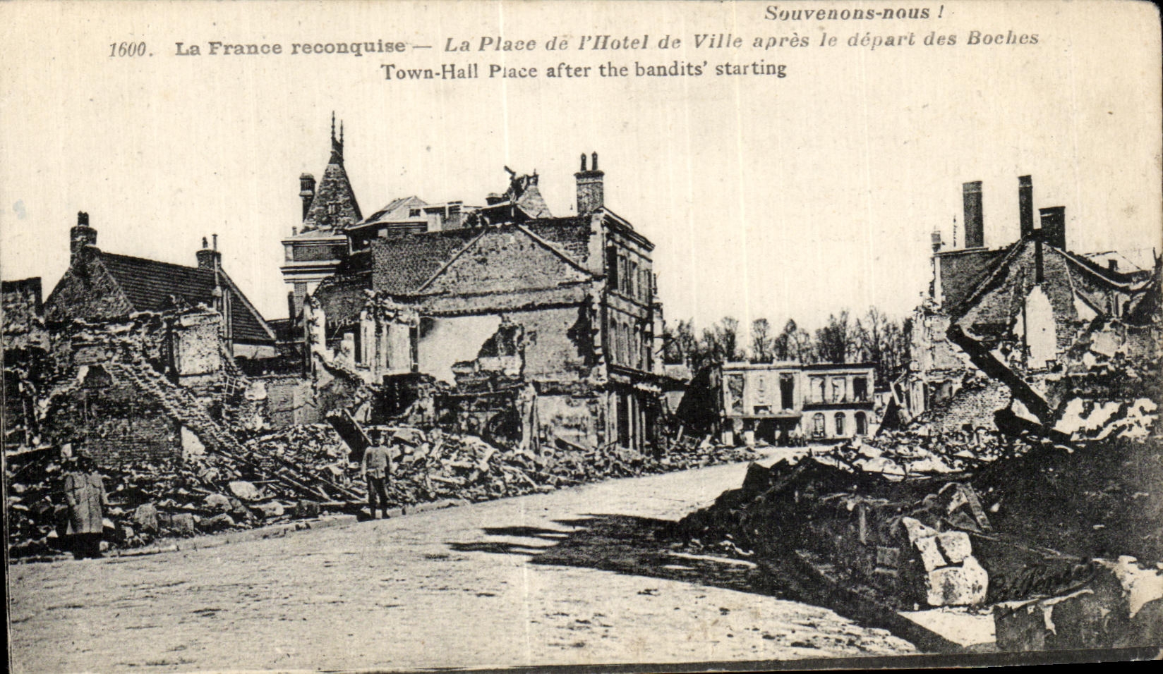 La Place de l'Hôtel de Ville après le départ des Boches — Souvenons-nous !