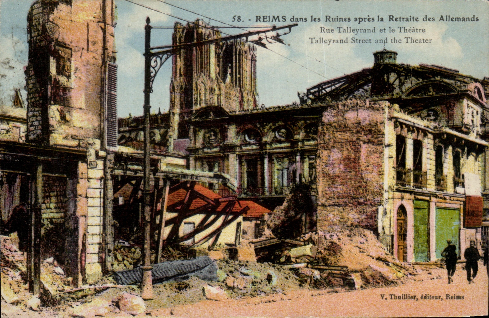 CPA Reims dans les Ruines apres la Retraite des Allemands Militaria