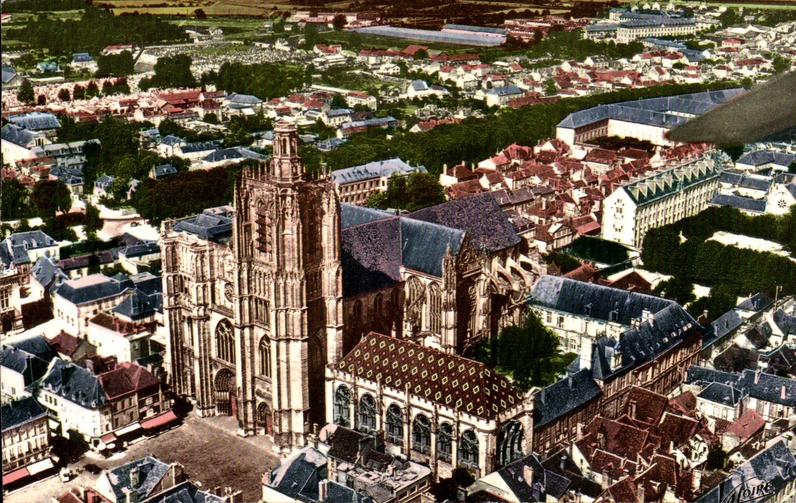 Sens (Yonne) — Vue aérienne de la cathédrale Saint-Étienne et du palais synodal — Éditions Valoire, Blois