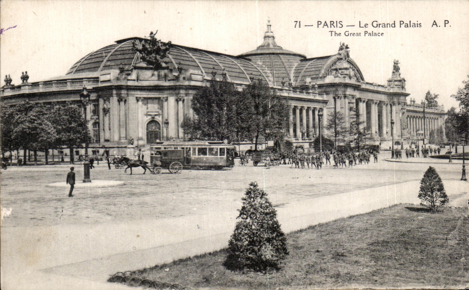 CPA Paris Le Grand Palais The Great Palace Militaria Soldats