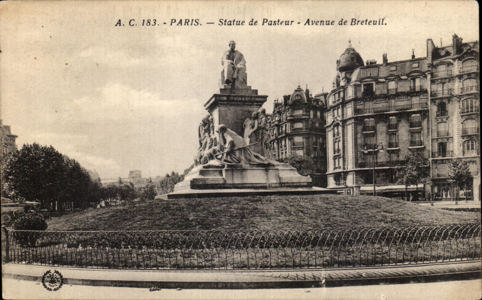 CPA Paris Statue de Pasteur Avenue de Breteuil