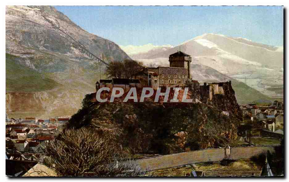 CP Lourdes Le Chateau Fort et les montagnes enneigees 