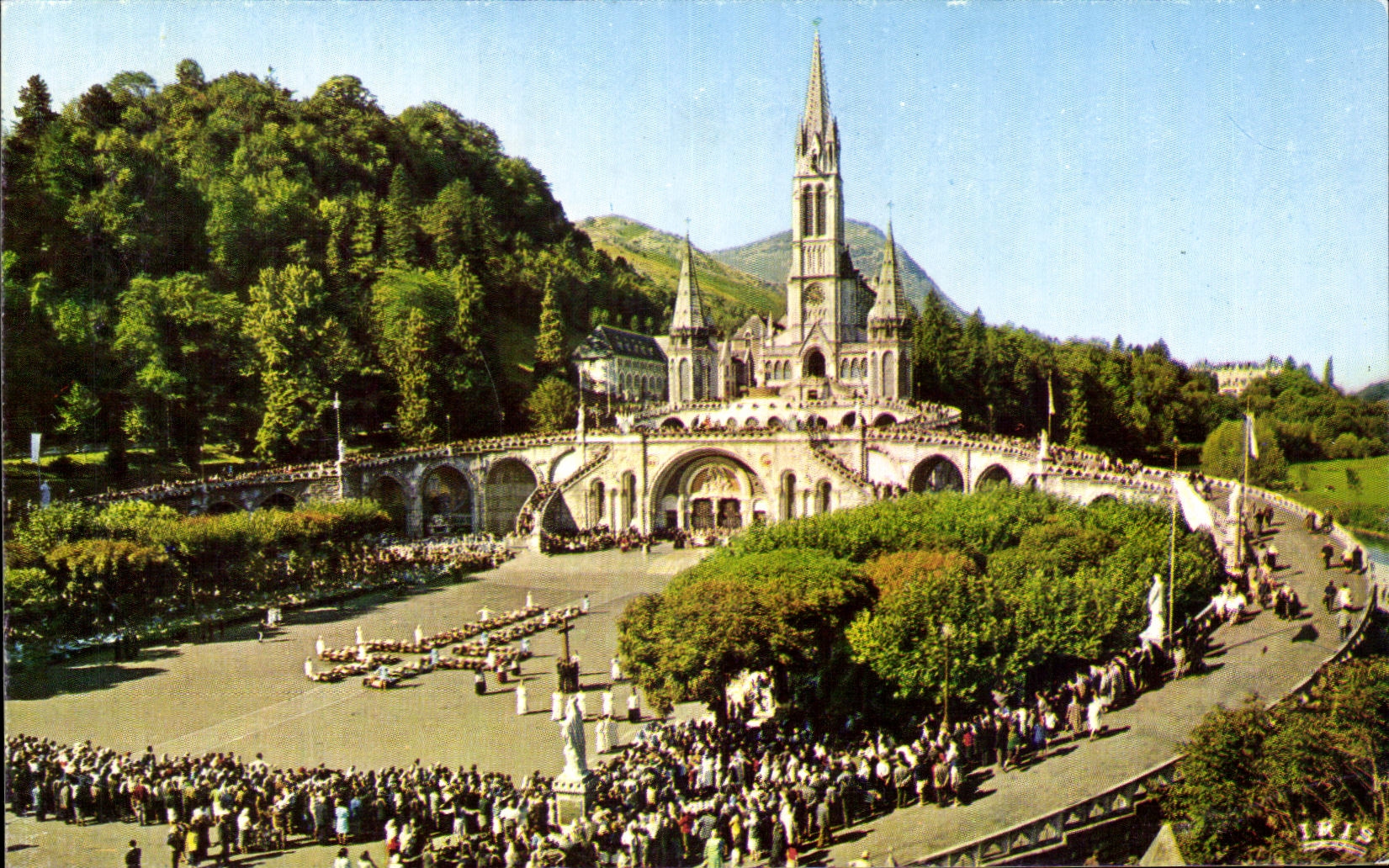 CPA Lourdes Les Malades assistant au Chemin de Croix The sick and the Cross Way Gli ammalati Assistendo al Calvario De Zieken en de Kruisweg Die Kranken auf dem Kreuzweg