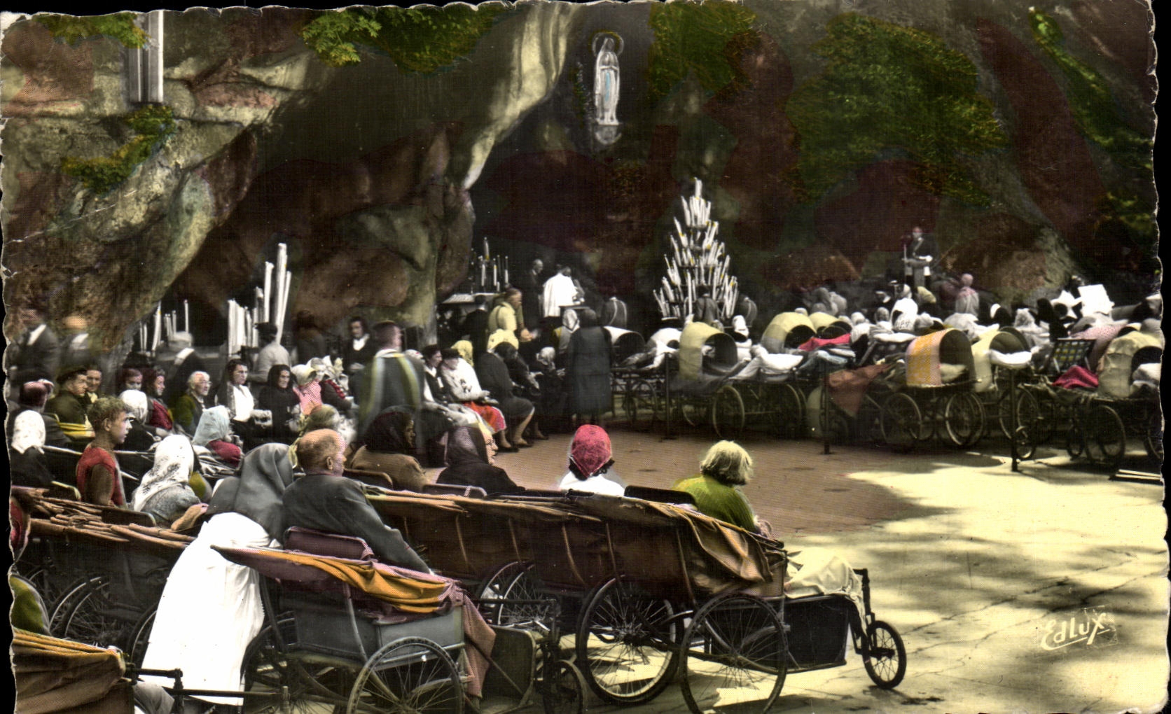 CPA Lourdes Les Malades devant la Grotte The Sick before the Grotto Gli Ammalati davanti alla Grotta De Zieken voor de Grot
