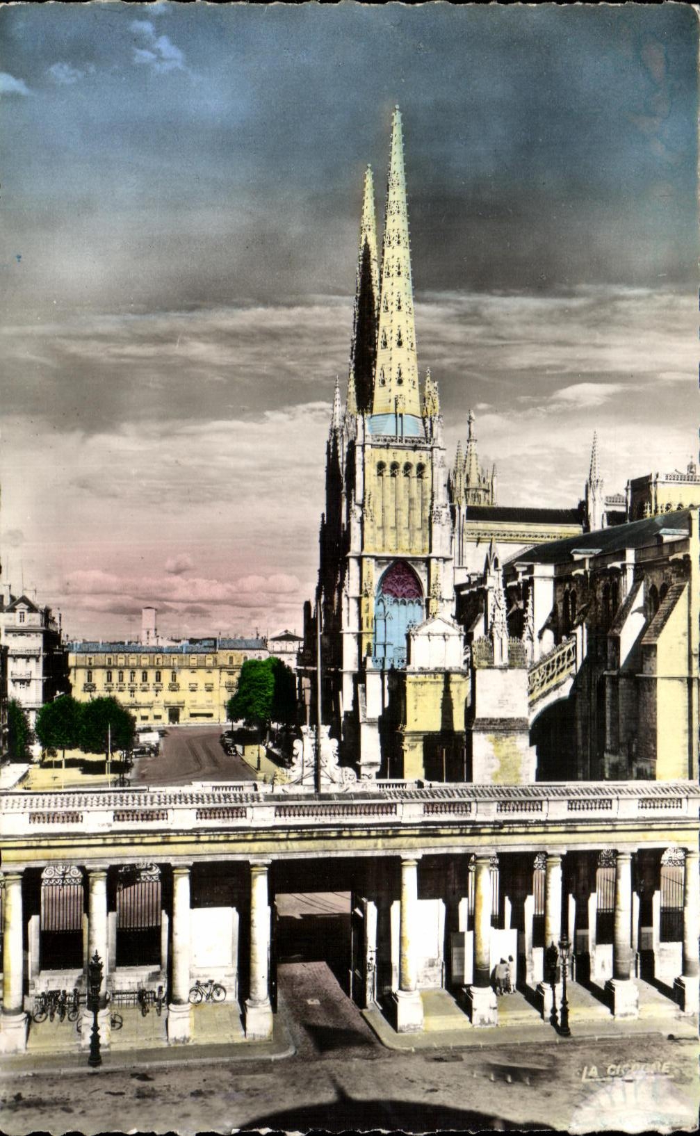 La Cathédrale vue de la cour de la Mairie — Bordeaux — Éditeur La Cigogne, n° 33 999 88
