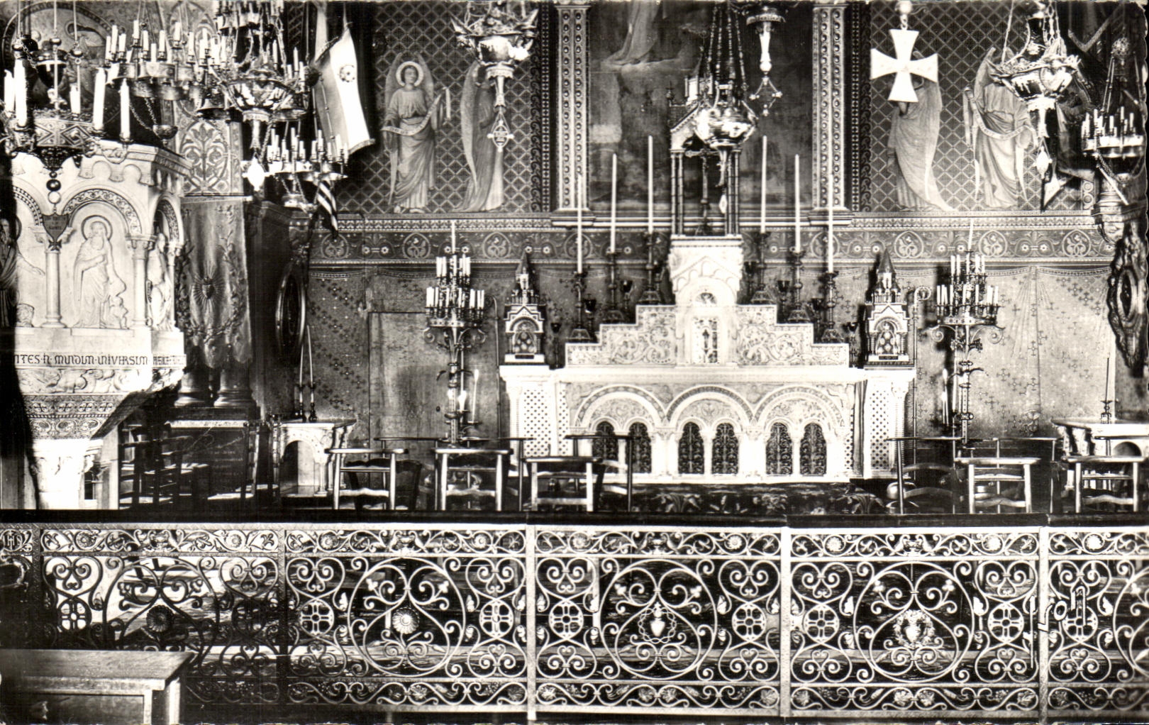 Paray-le-Monial — Intérieur de la chapelle du monastère de la Visitation — Le maître-autel — Les Éditions d'Art, Paris