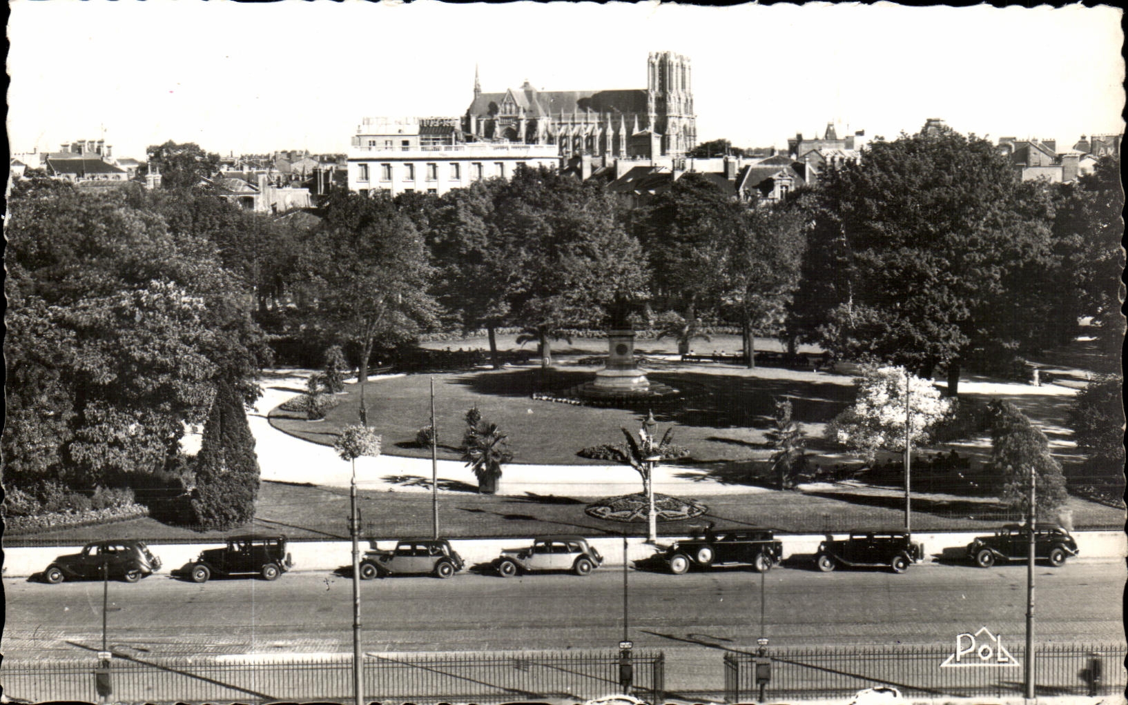 CPSM Reims Vue generale au premier plan le Square Colbert