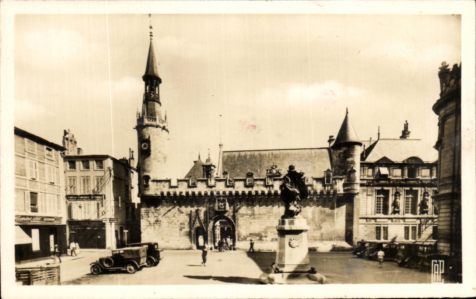 La Rochelle — Hôtel-de-Ville et statue de Guiton — C.A.P. Paris