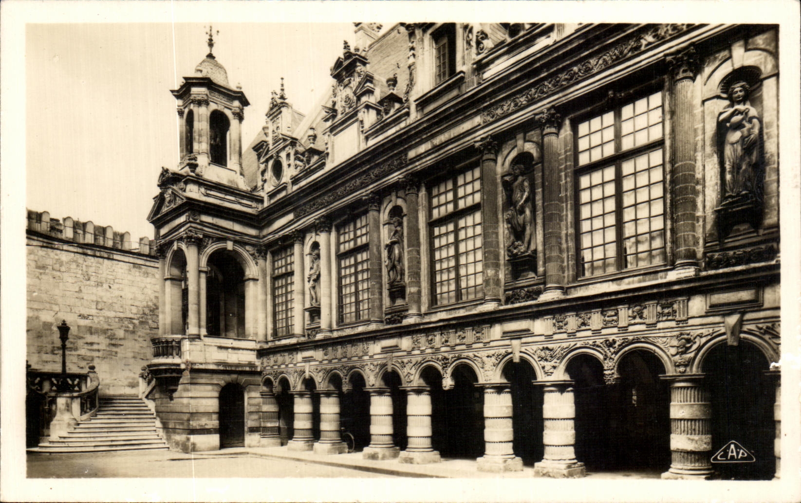 La Rochelle - L'Hôtel-de-Ville — Façade sur la Cour Intérieure — C.A.P. Paris