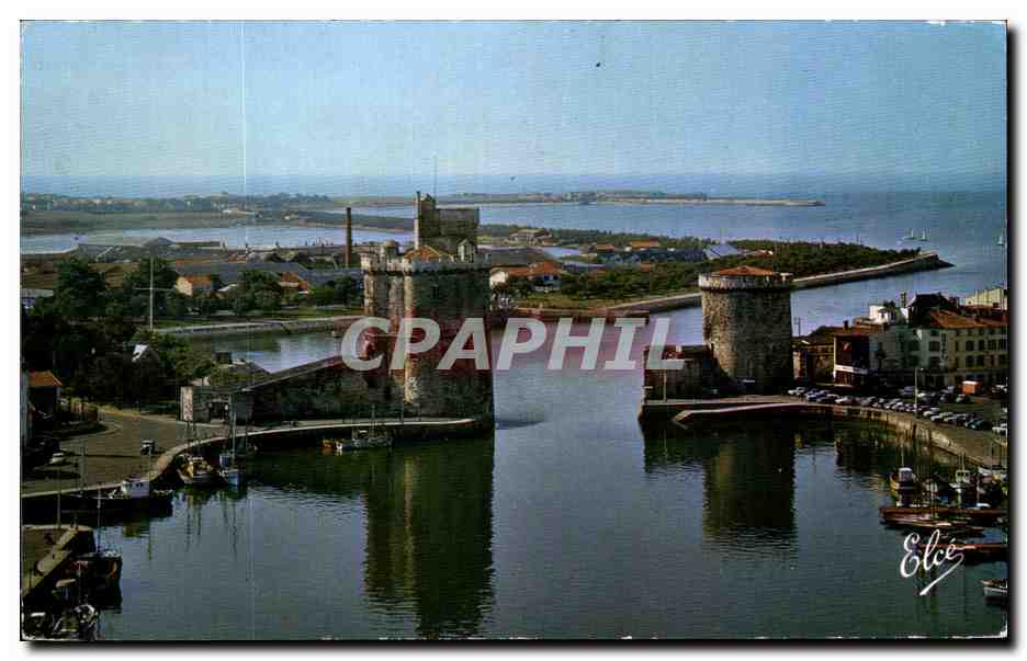 CPSM La Rochelle L Entree du Port et les Deux Tours