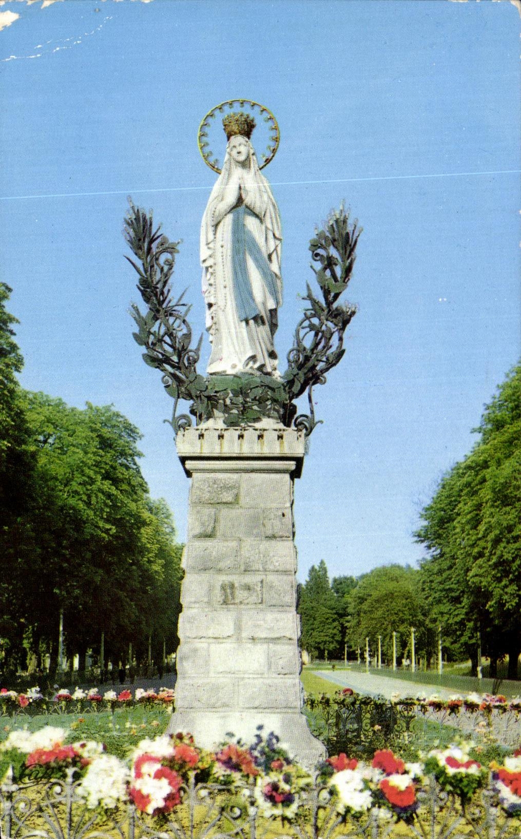 CPSM Lourdes La Vierse couronnee