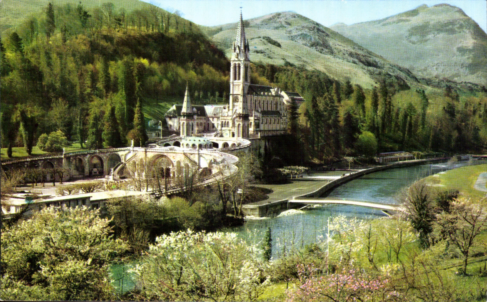 Lourdes — La Basilique, le Gave et les nouveaux ponts — Edition A. Doucet