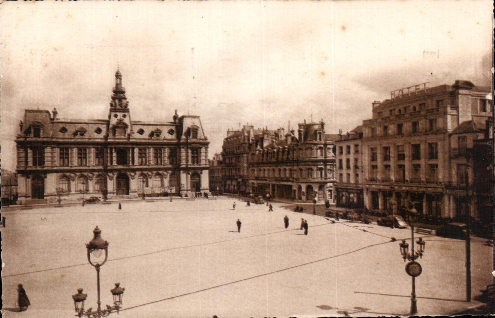 Poitiers — Place d'Armes et l'Hôtel de Ville — Éditeur A. Leruel, n°58