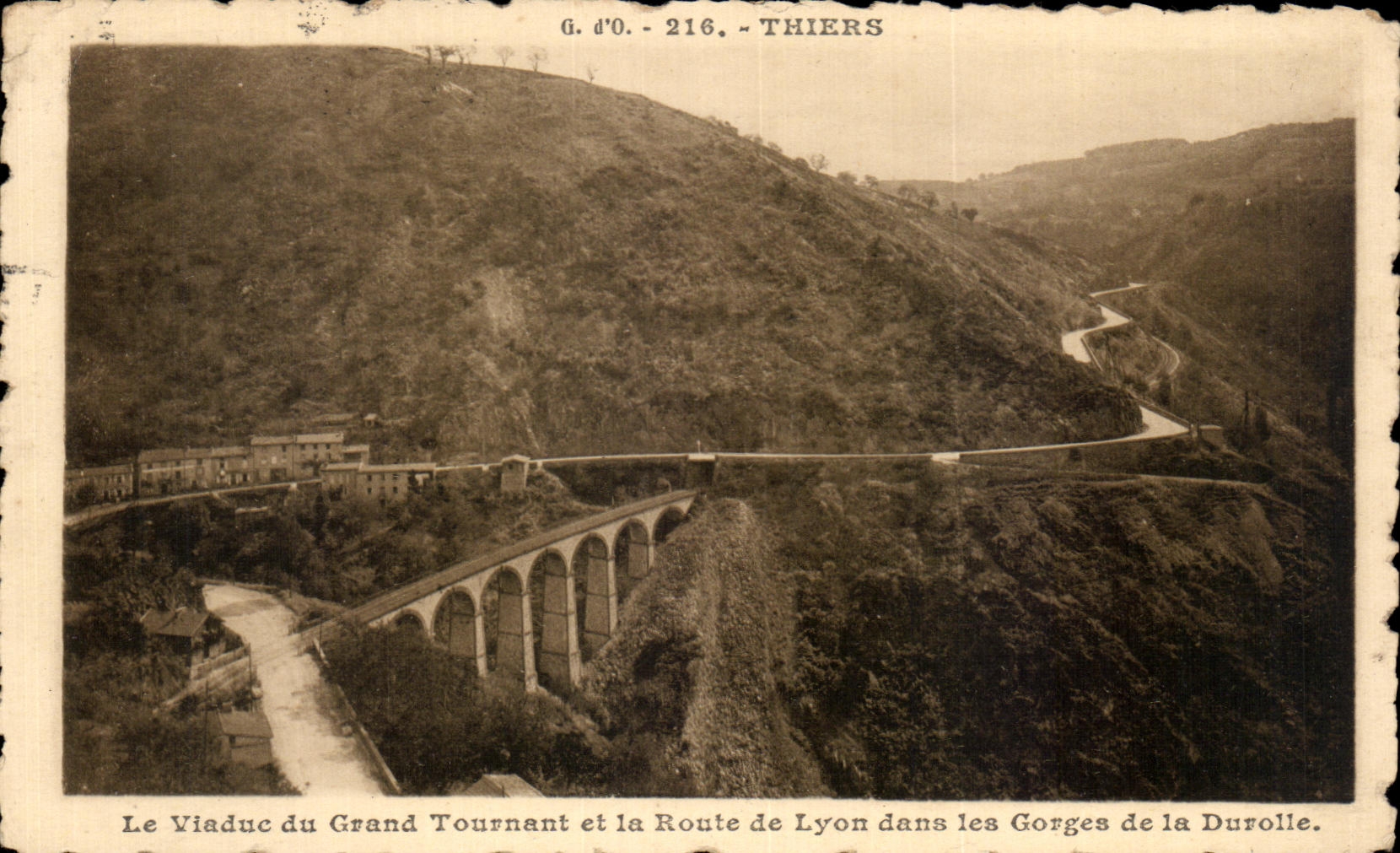 CPA Thiers Le Viaduc du Grand Tournant et la Route de Lyon dans les Gorges de la Durolle