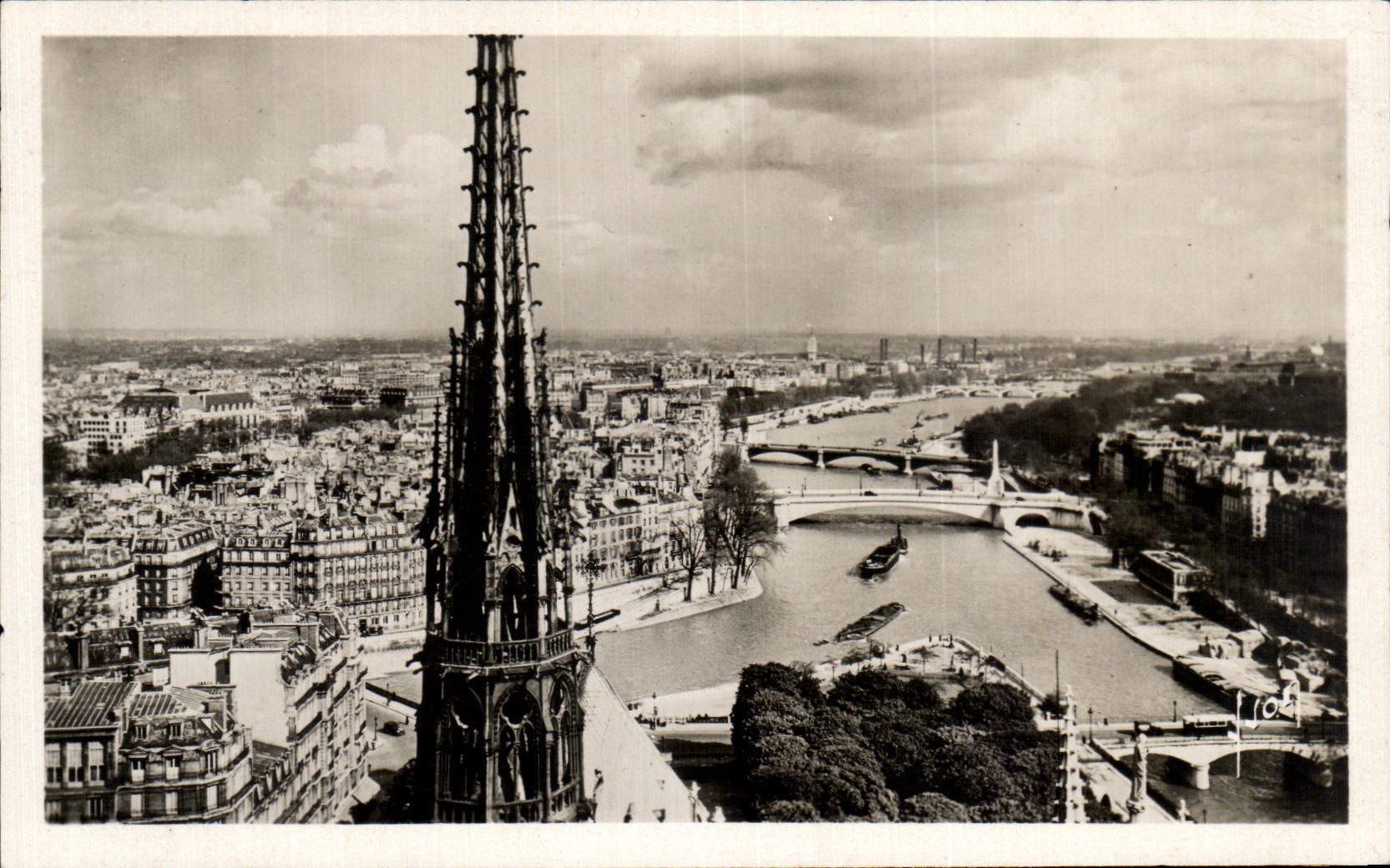 CPA Paris En Flanant Vue panoramique prise de Notre Dame