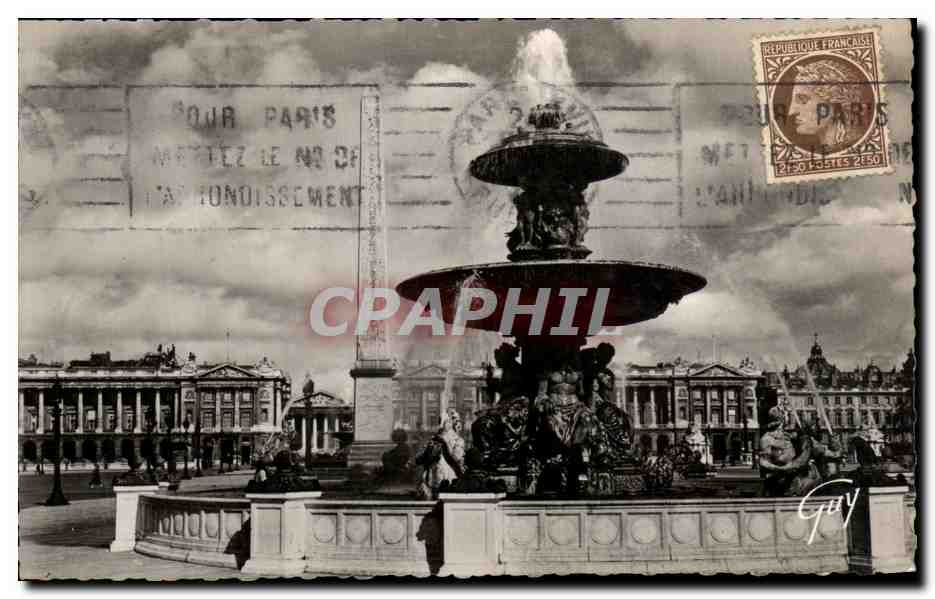 CPA Paris Place de la Concorde L une des fontaines et l obelisque