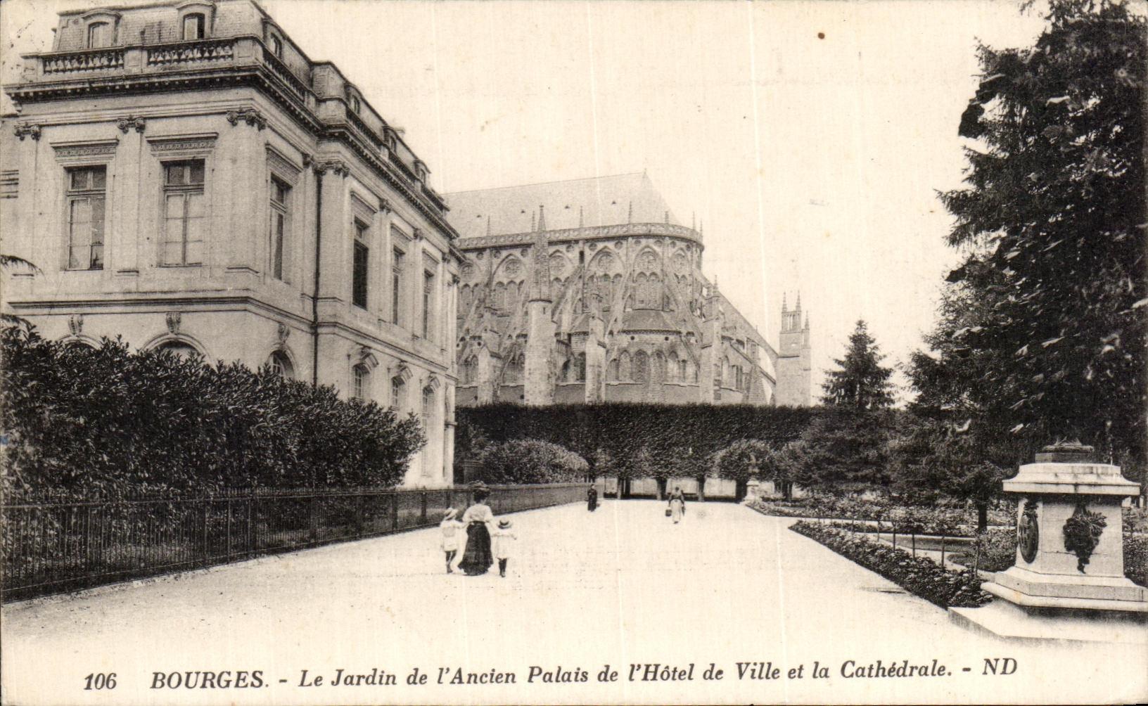 CPA Bourges Le Jardin de l Ancien Palais de l Hotel de Ville et la Cathedrale