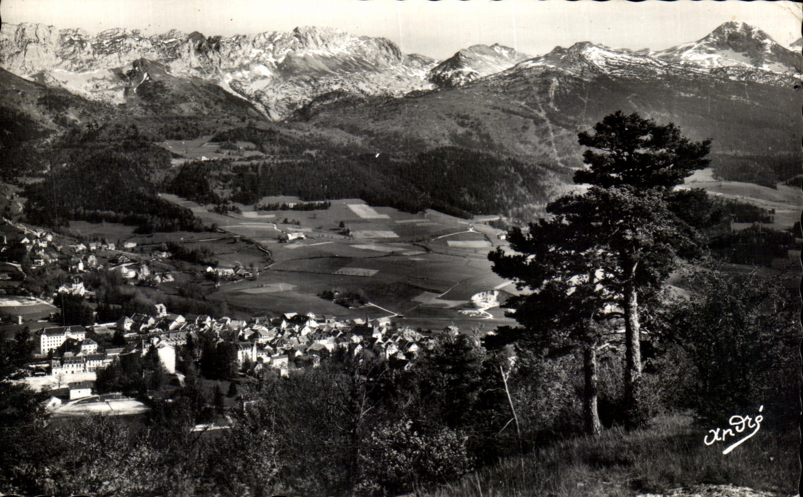 Villard-de-Lans — Vue générale, à droite la Moucherolle — Éditions Villard-de-Lans