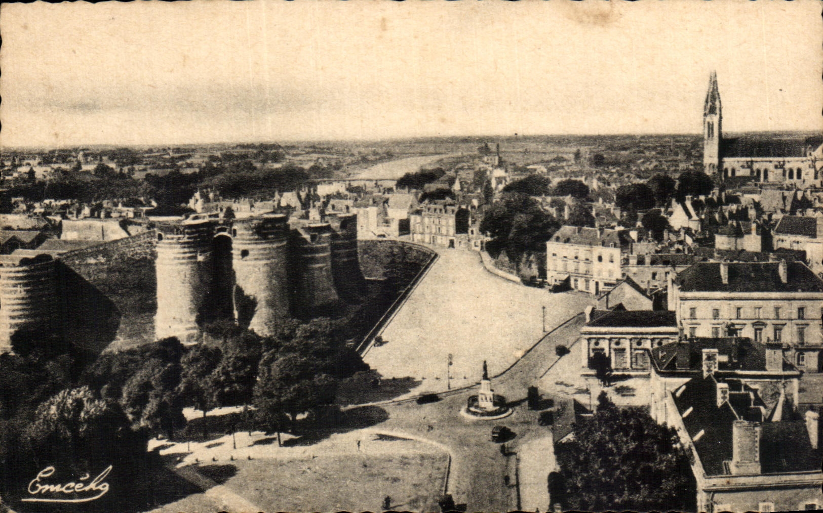 CPA Angers Vue panoramique vers le Chateau la Maine et la Cathedrale