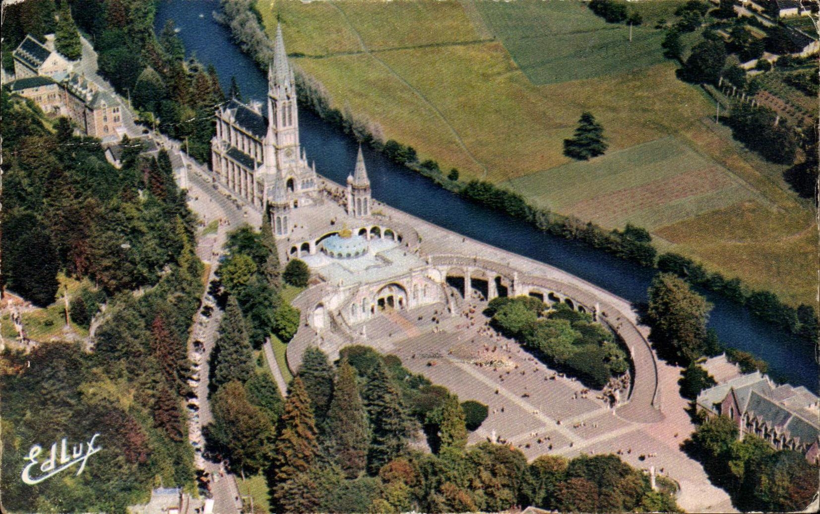 CPA Lourdes Vue aerienne sur la Basilique et le Gave