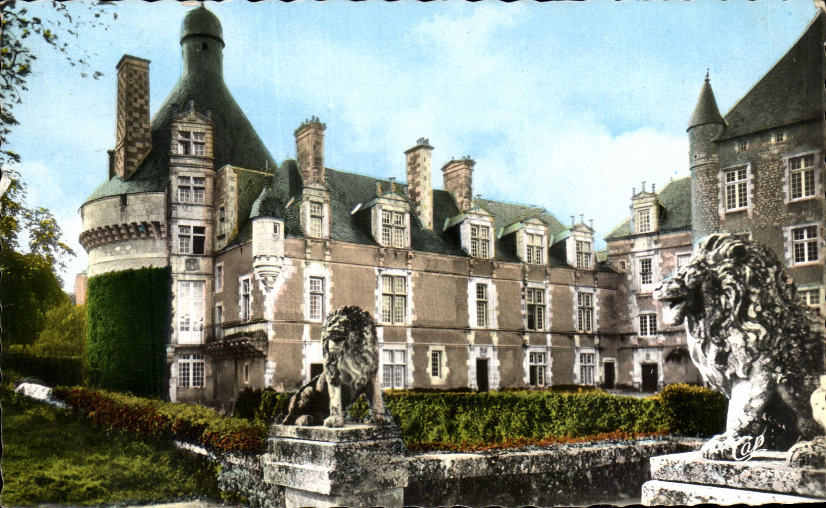 CPA Bonnes Le Chateau de Touffou entre Chatellerault et Chauvigny Lion