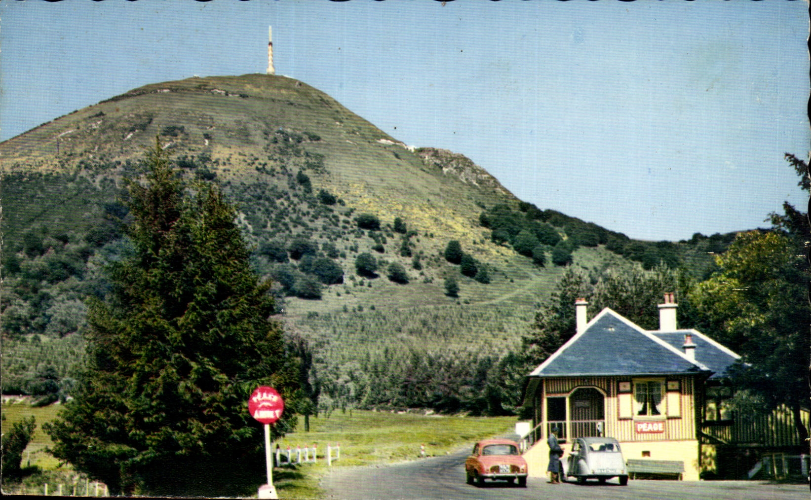 Le Puy-de-Dôme — Vue du sommet avec le téléphérique et la gare du Péage — Lumicap