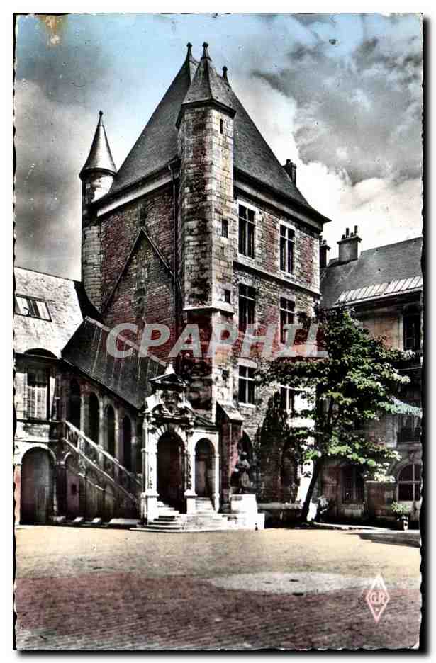 Hôtel de Ville de Cambrai — vue de la façade avec tourelles — éditeur CRAPHIL, n° 1234