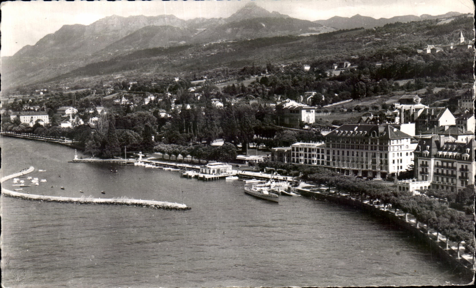 CPA Evian les Bains Vue aerienne le port dans la fond la dent d Oche et les Memises