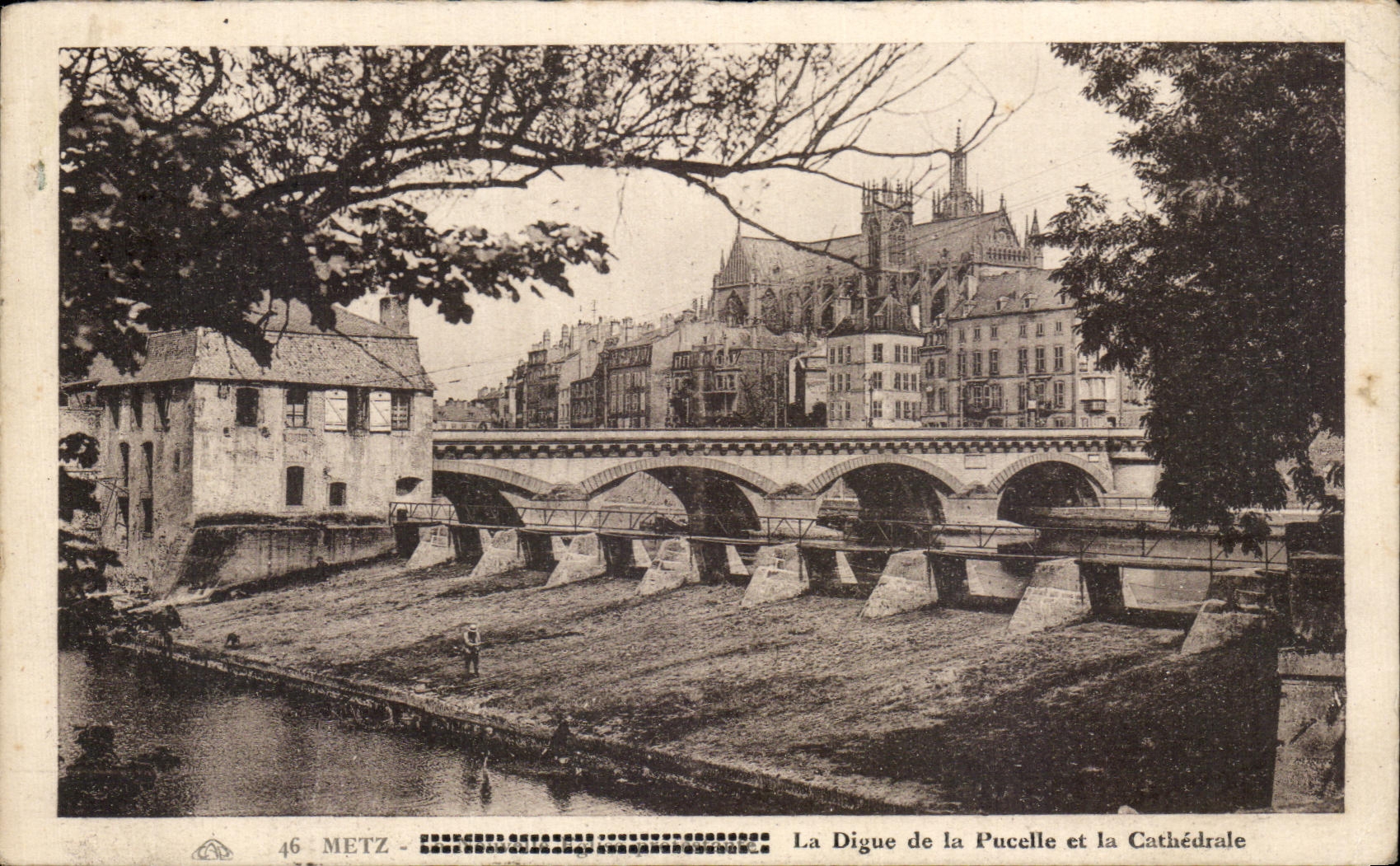 CPA Metz La Digue de la Pucelle et la Cathedrale