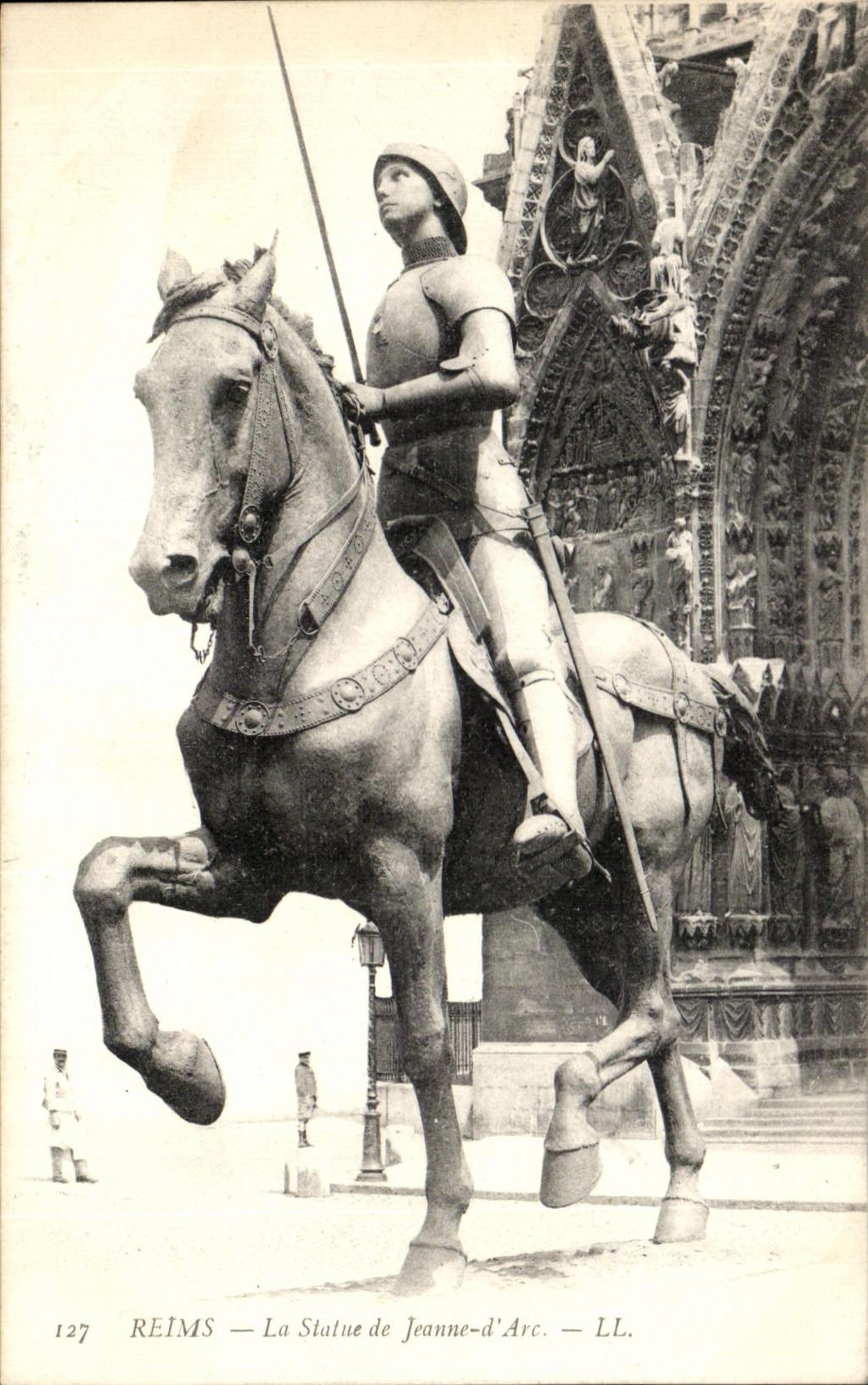 CPA Reims La Statue de Jeanne d Arc Cheval Horse