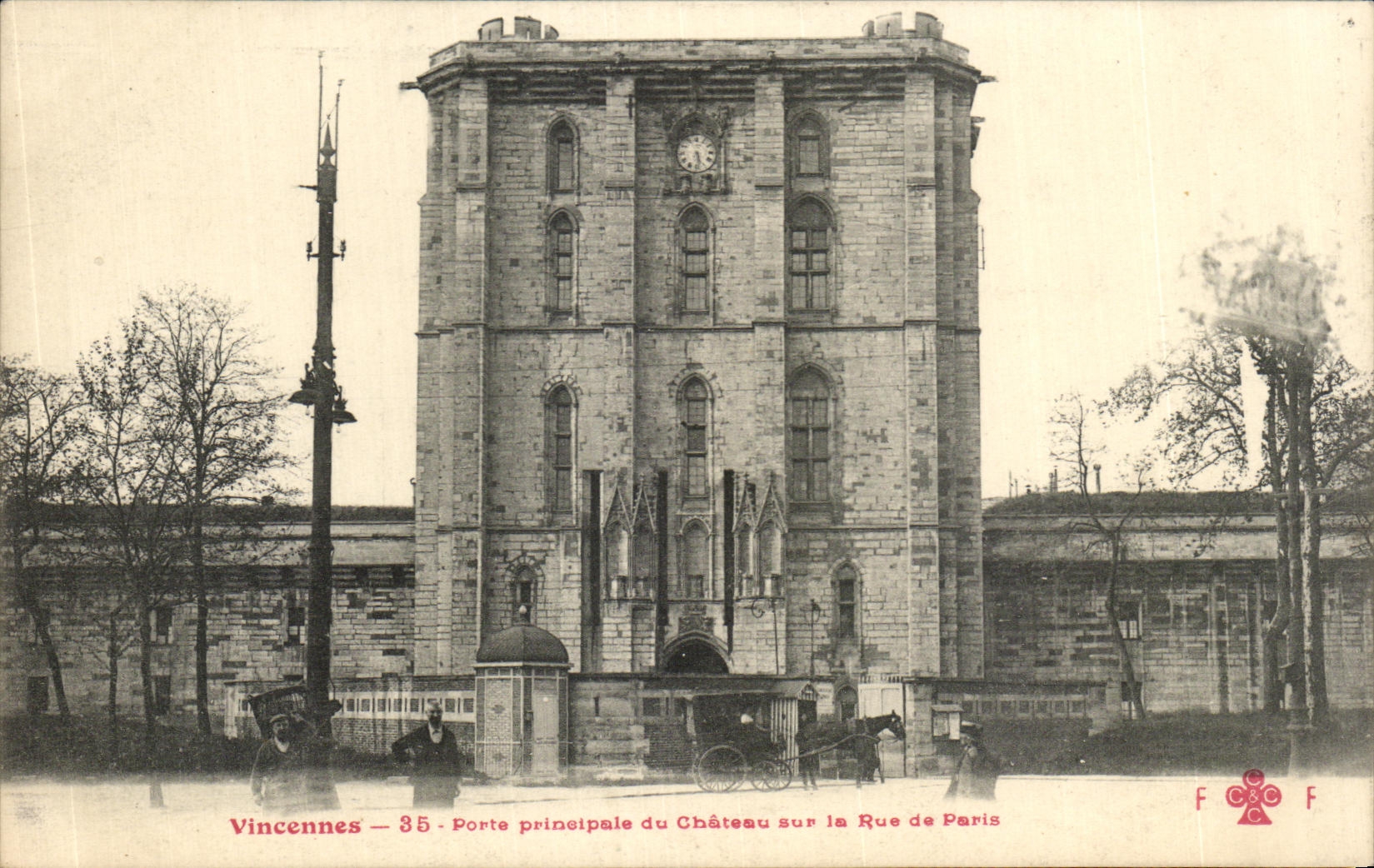 CPA Vincennes Porte principale du Chateau sur la Rue de Paris