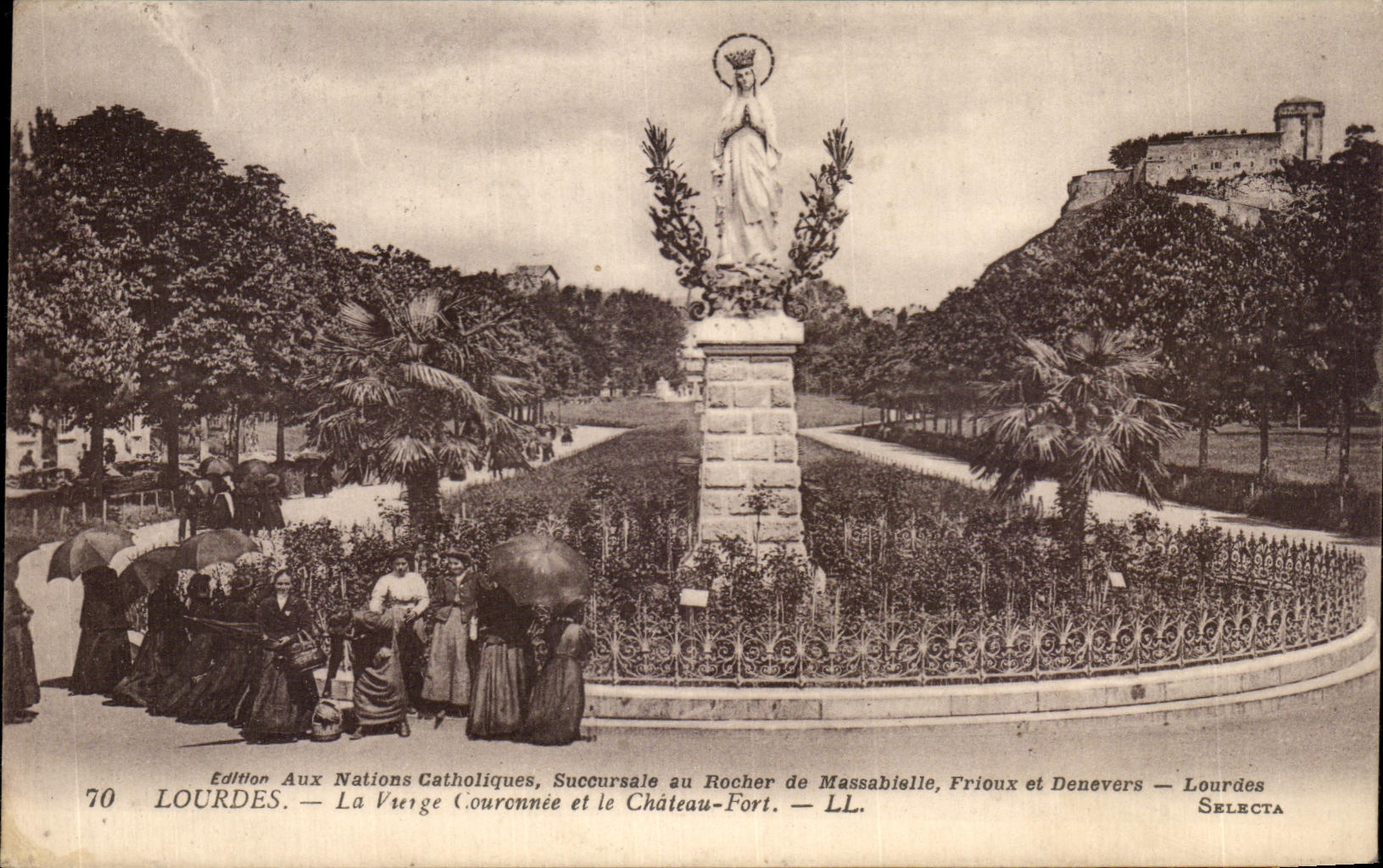 CPA Lourdes La Vierge Couronnee et le Chateau Fort