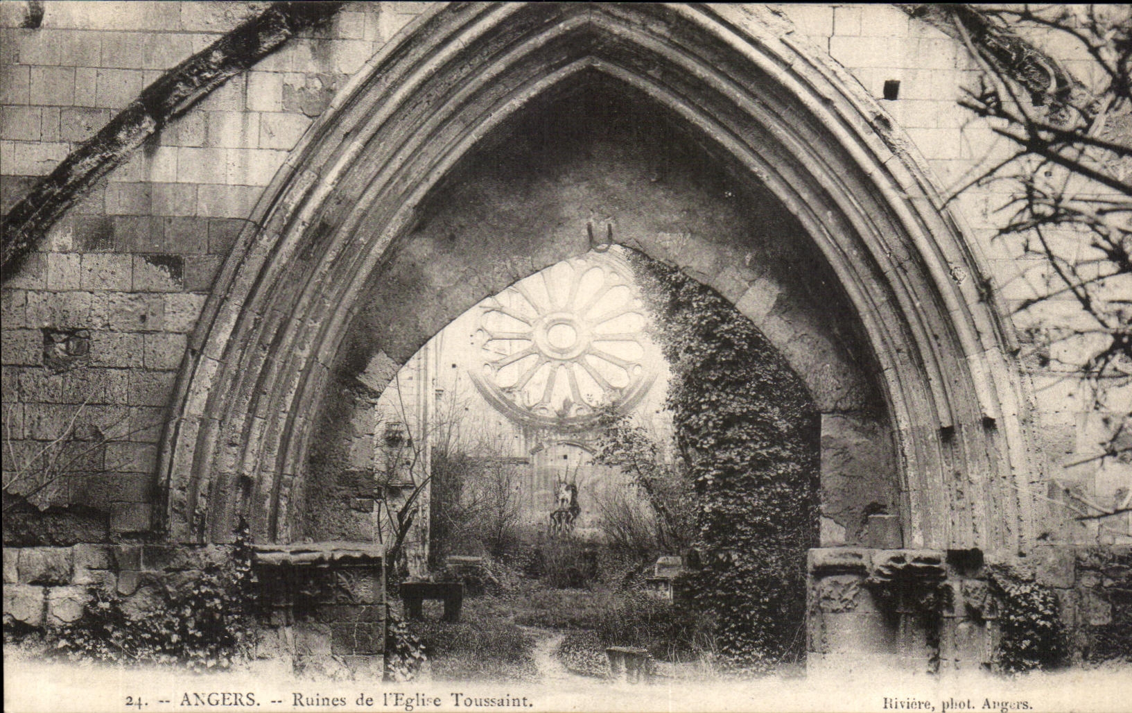 CPA Angers Ruines de I Eglise Toussaint