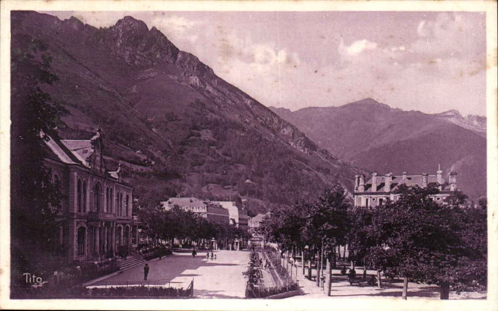 Cauterets — Le Casino et l'Esplanade des Eufs — Les Beaux Paysages de France